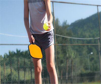 Pickleball Ngoài Trời: Vợt, Bóng & Phụ Kiện Chống Nắng Cần Thiết 2025