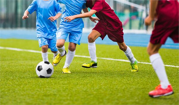 Lý do nên chọn bóng đá size 4 cho trẻ 8–12 tuổi