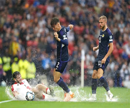 Top 5 Phụ Kiện Bóng Đá Giúp Chơi Tốt Trên Sân Mưa Trơn