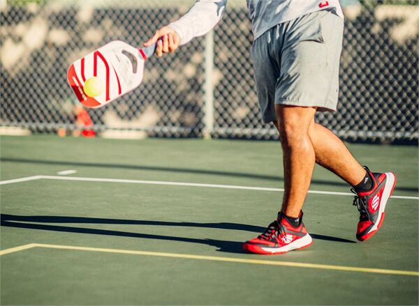 Giày Pickleball: Tăng cường độ bám, bảo vệ cơ thể