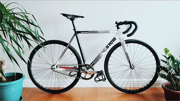 Xe Fixed Gear đạp ngược pedal để đi ngược