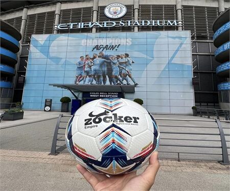 Top 7 quà tặng bóng đá ý nghĩa 2025 dành cho fan bóng đá