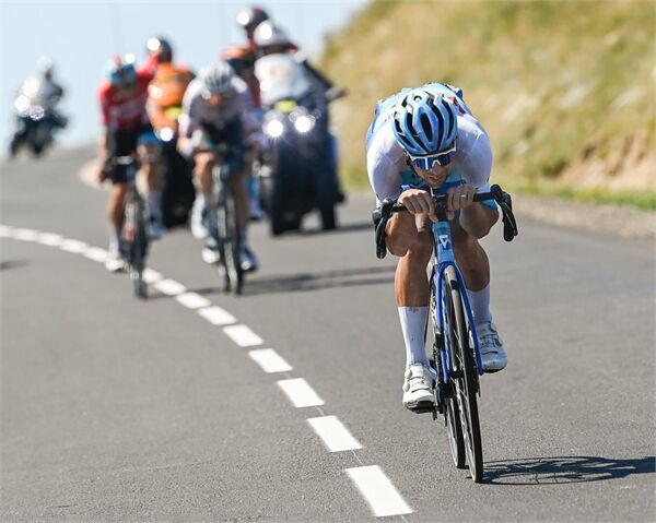 Hạ thấp trọng tâm cơ thể khi đi xe đạp đua