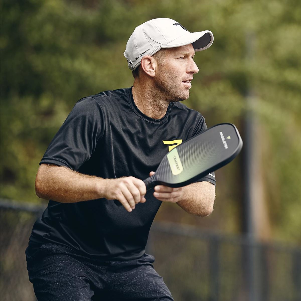 Cần phải thay đổi vợt Pickleball khi chuyển từ lối chơi công sang thủ không?
