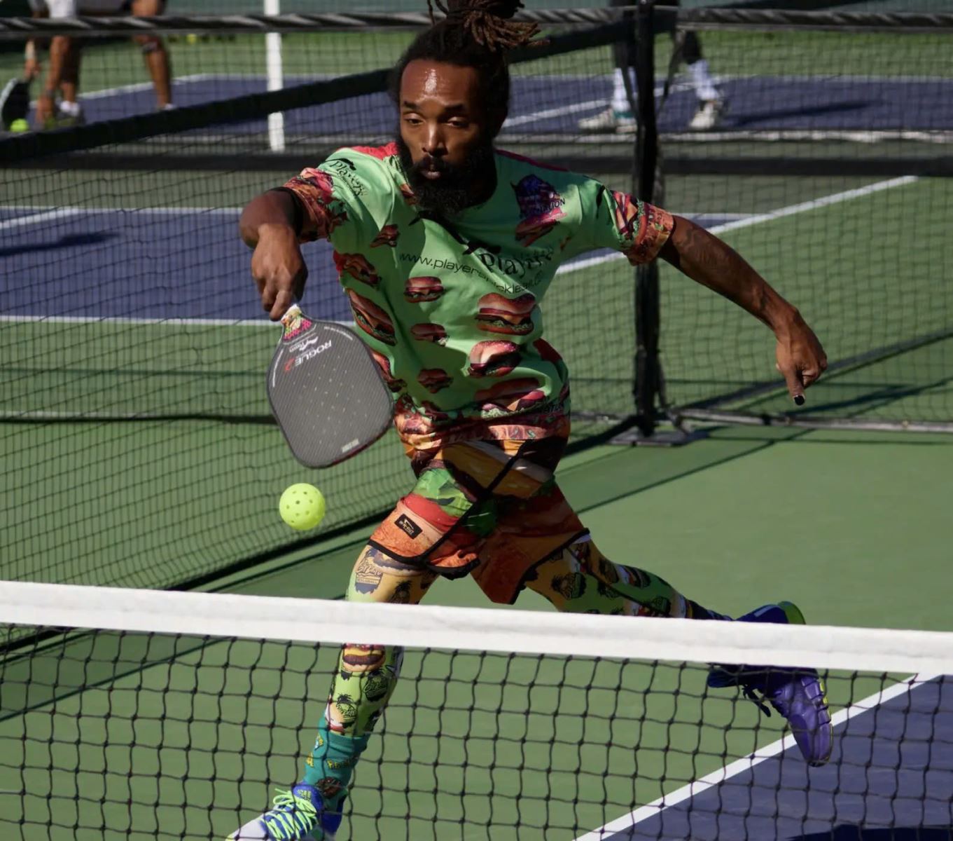 Vợt pickleball nào phù hợp nhất cho người mới chơi tấn công?