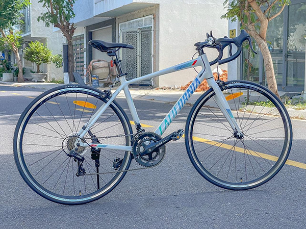 tay lái xe đạp đua California R680