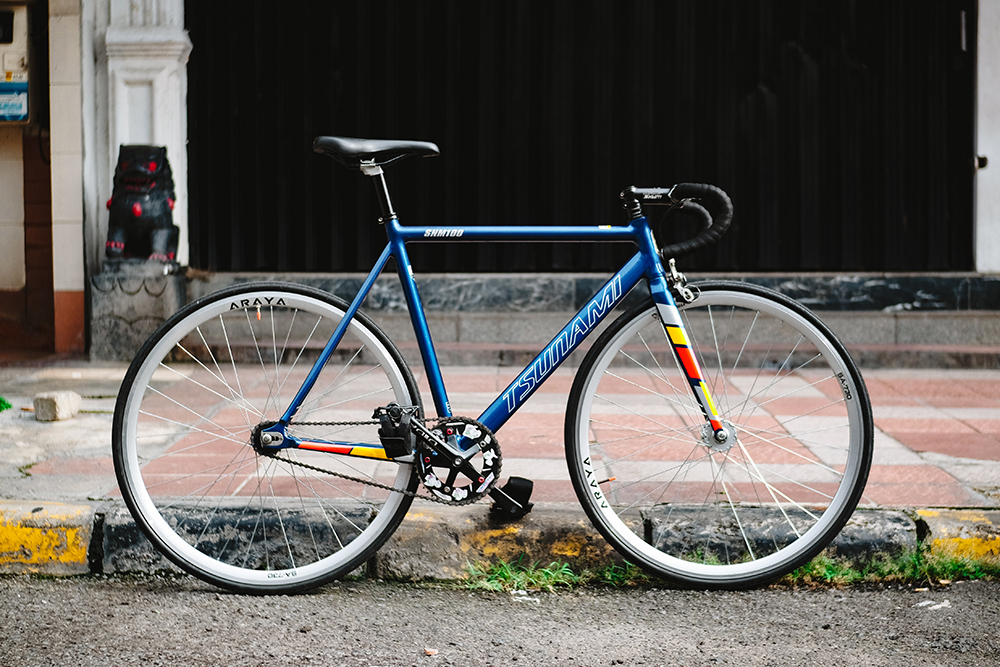 Xe Fixed Gear đạp ngược pedal để đi ngược
