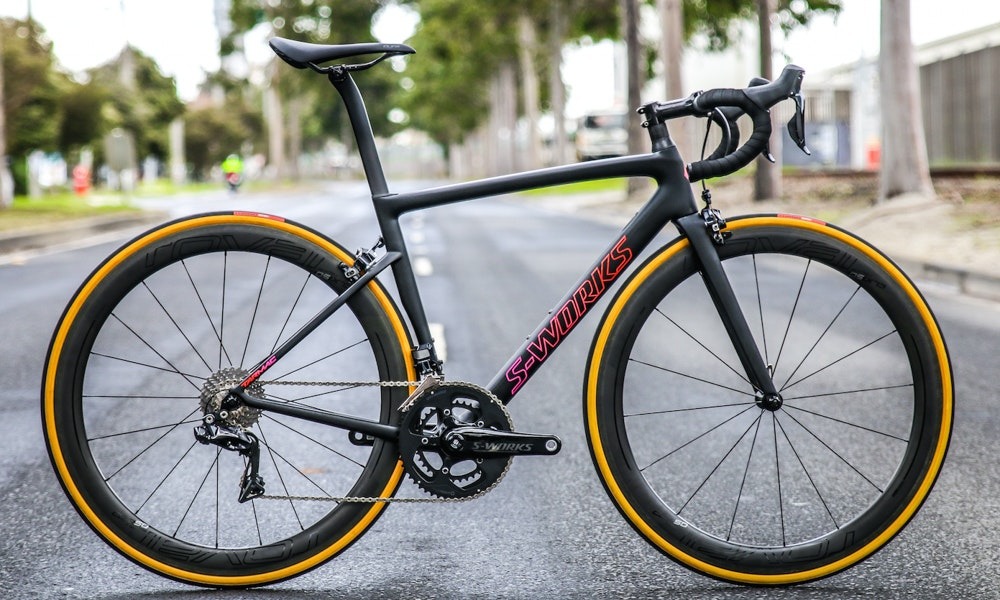 xe đạp đua với khung sườn Carbon siêu nhẹ