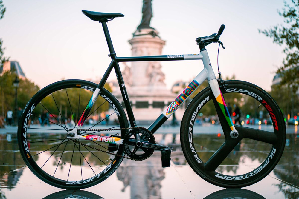 Xe Fixed Gear đạp ngược pedal để đi ngược
