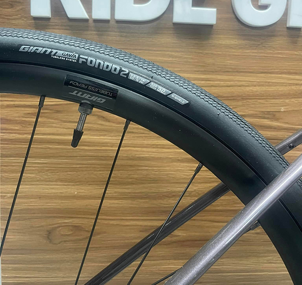 bánh xe đạp đua Giant DEFY ADV E 2023