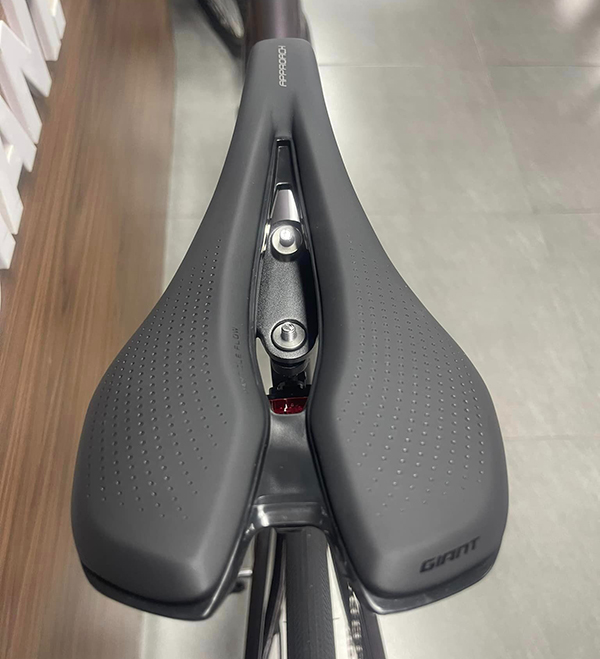 yên xe đạp đua Giant DEFY ADV E 2023