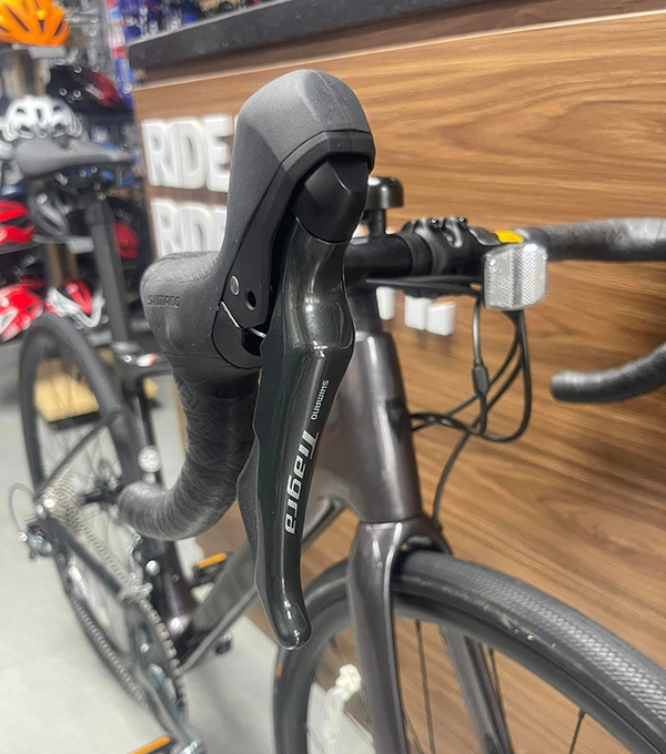 tay phanh xe đạp đua Giant DEFY ADV E 2023
