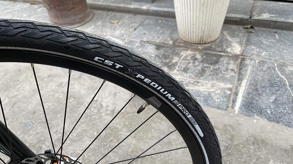 lốp xe đạp touring Giant TROOPER 5300 2024