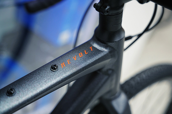 sườn xe đạp đua Giant REVOLT 2 2022
