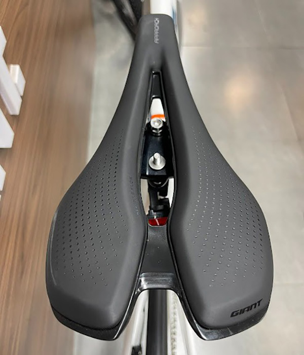 yên xe đạp đua Giant TCR ADV 1 D-KOM 2023