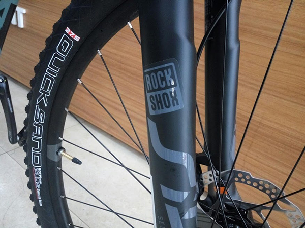 Nhẹ nhàng vượt địa hình với phuộc khí RockShox