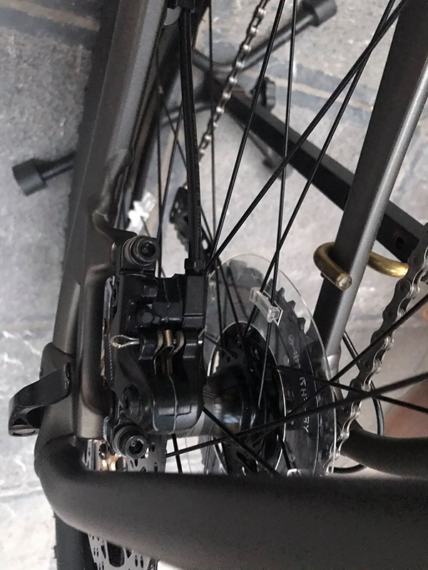 Kiểm soát tốc độ dễ dàng với phanh đĩa dầu SHIMANO