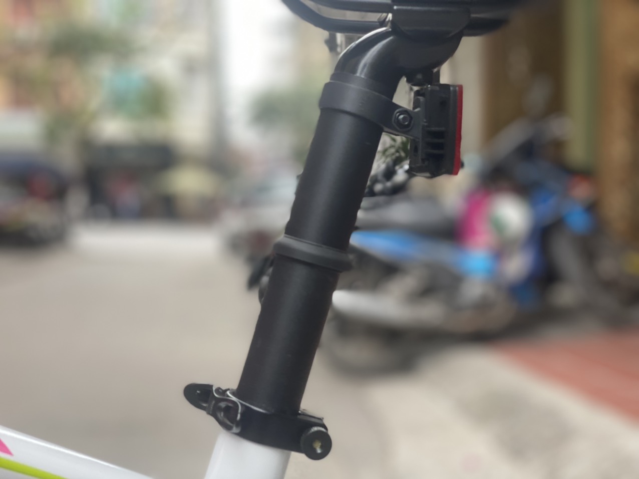 Cọc yên nâng hạ dễ dàng