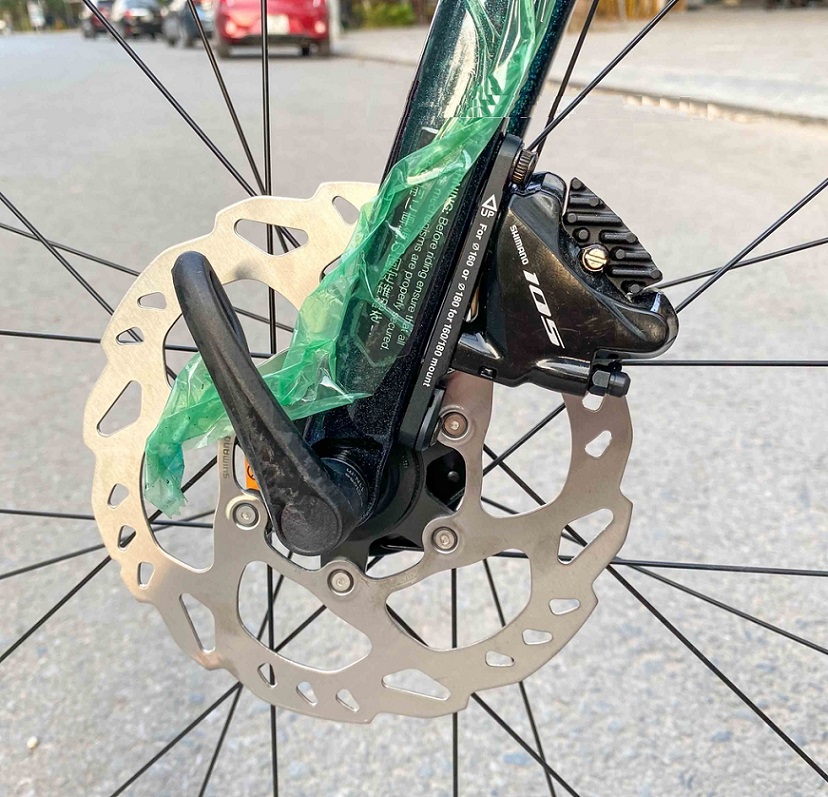 Kiểm soát xe với phanh đĩa dầu SHIMANO 105