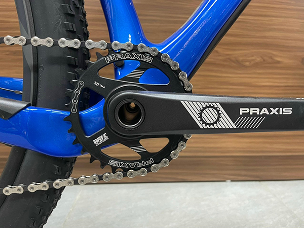 Vận hành linh hoạt với bộ truyền động SHIMANO Deore 1x12S