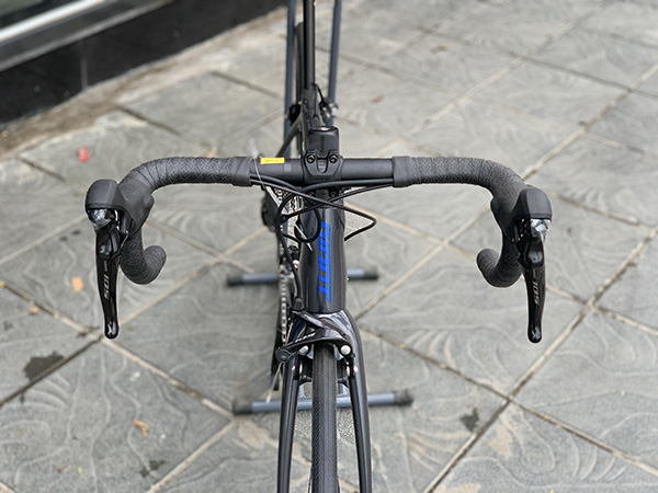 Nhìn từ trước xe đạp đua Giant TCR ACVANCED 2 PRO COMPACT 2022