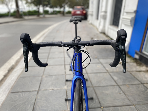 Nhìn từ trước xe đạp đua Giant TCR ADVANCED 3 DISC 2022