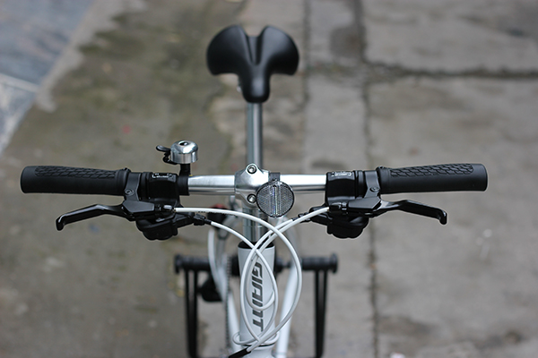 tay lái xe đạp touring Giant Escape R3 MS 2022