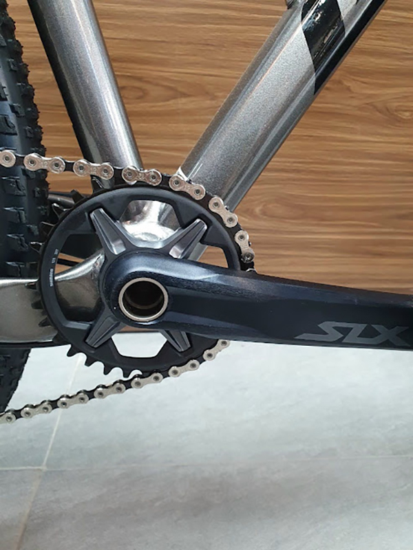 Vận hành linh hoạt với bộ truyền động SHIMANO SLX 11 tốc độ