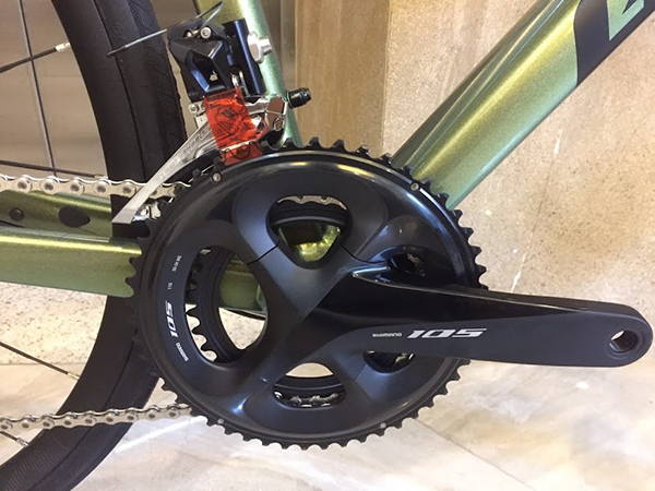 Bộ truyền động SHIMANO 105 vận hành mượt mà