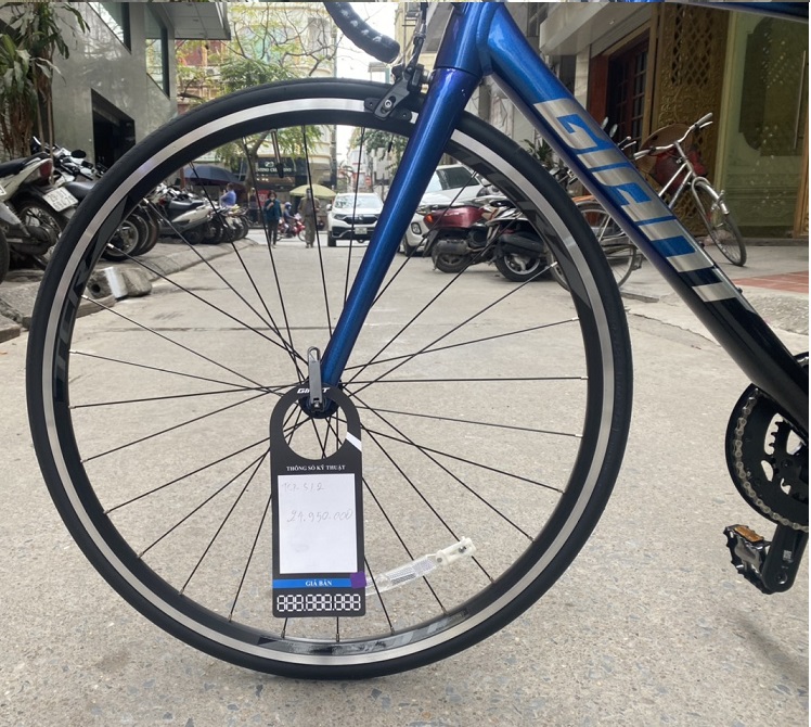Bánh xe trước bám đường