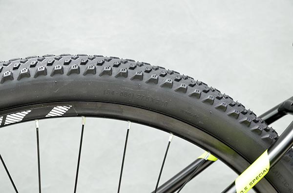 Lốp xe COMPASS cho độ bám đường hoàn hảo