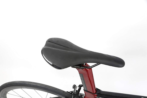 Yên da êm ái cùng cốt yên Carbon cứng cáp