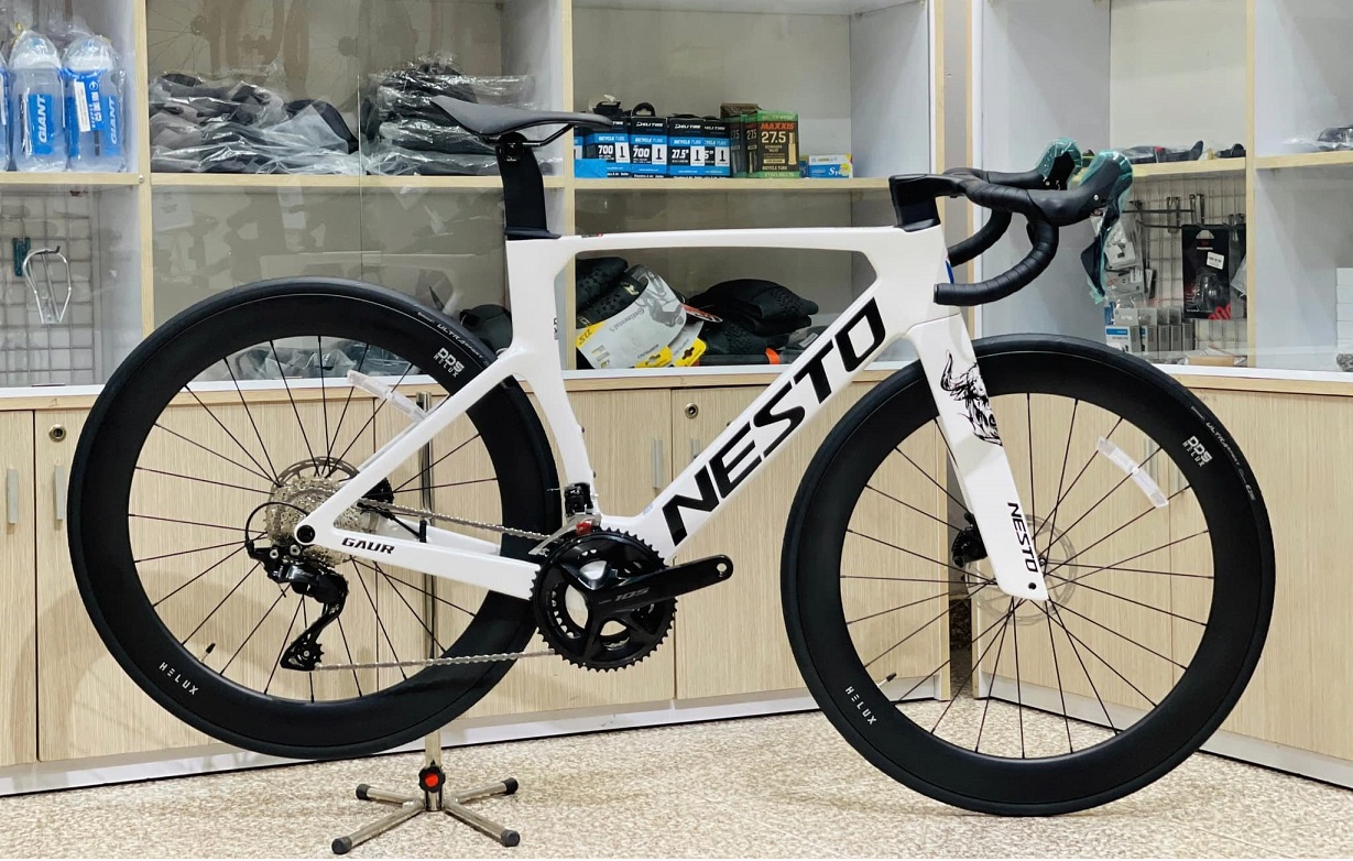 xe đạp đua Nesto Gaur khung Carbon