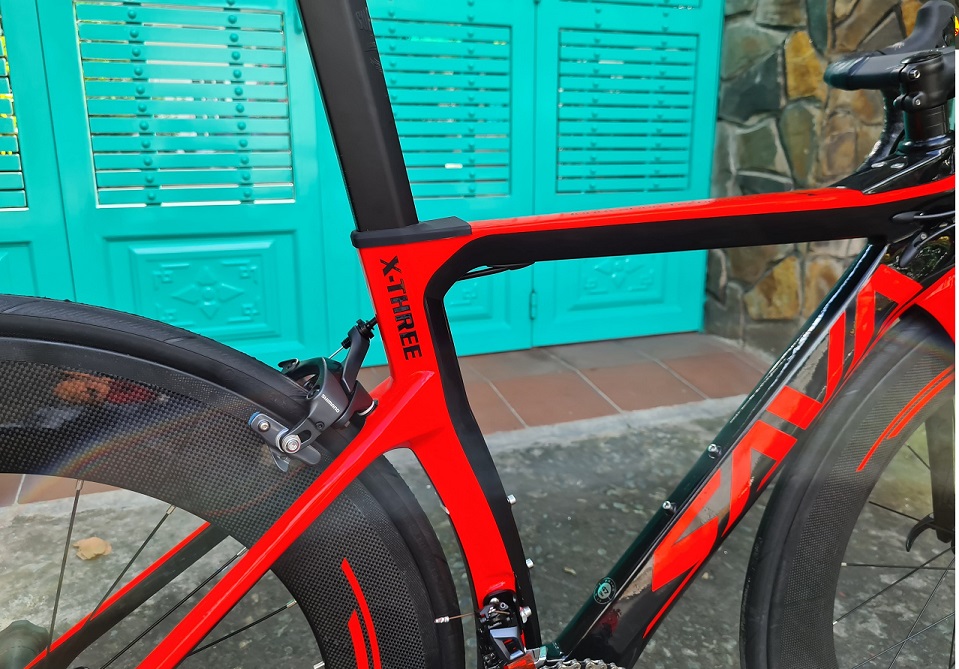 Khung xe mầu Đỏ làm từ Sợi carbon TORAY T800 siêu bền 