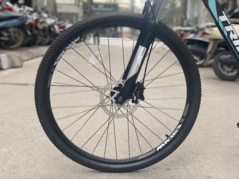 Bánh xe 27.5 inch kết hợp với lốp xe nhiều gai