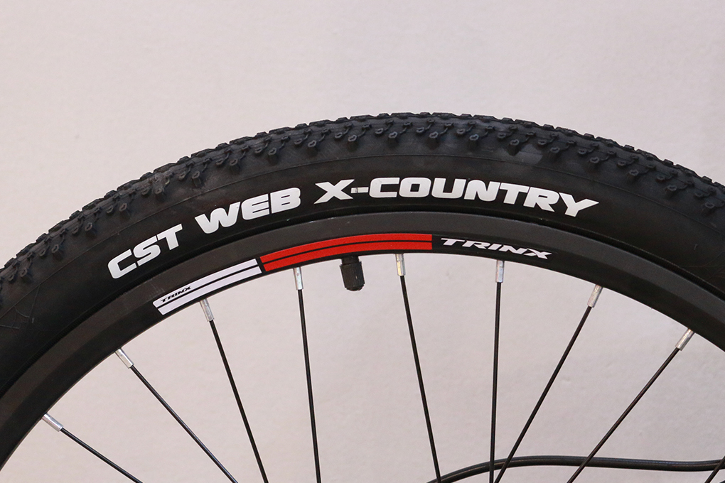 Lốp xe X-Country dày dặn, độ bám cao