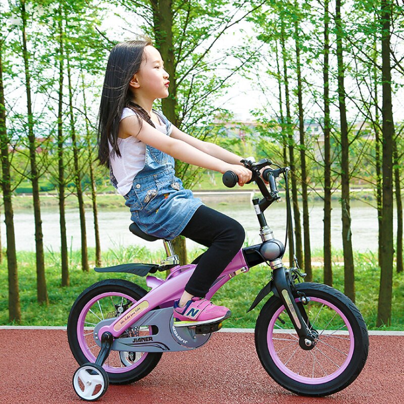 Bé gái đạp xe